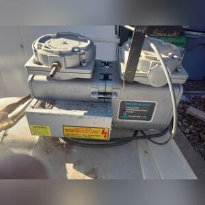Beuhler Vacuum Pump - Industrial Laboratory Vacuum Pump